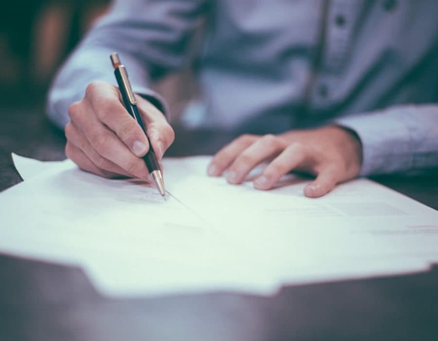 Persona firmando un documento de diagnóstico
