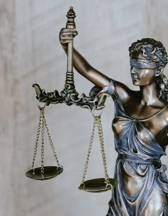 Balanza de la justicia representando cumplimiento normativo