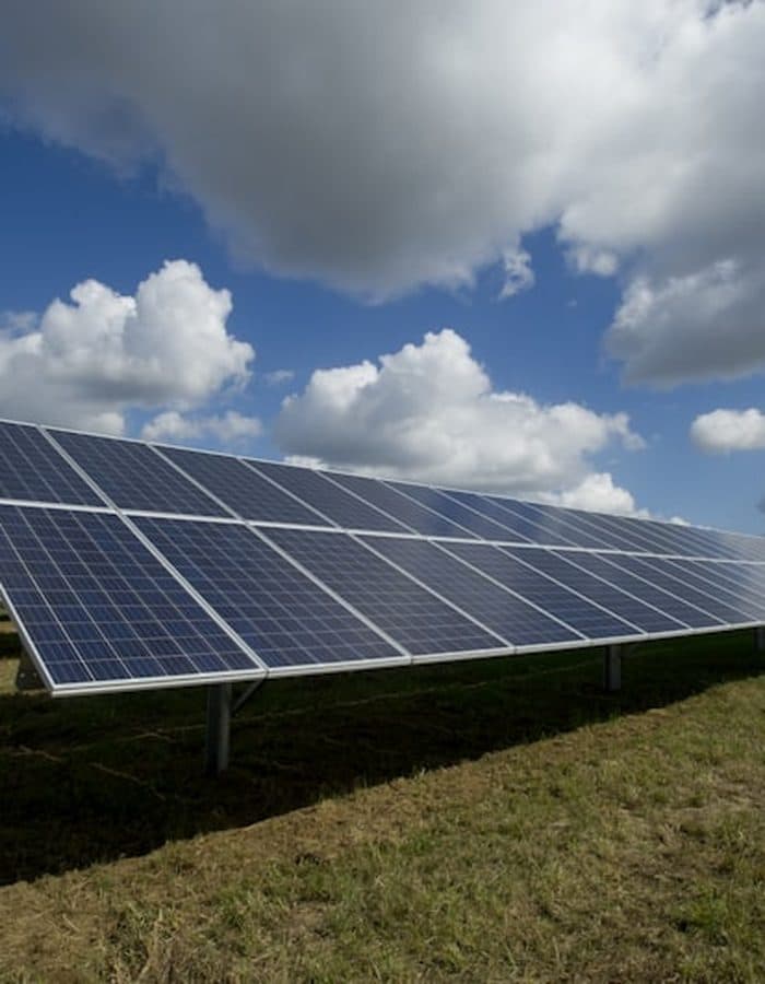 Paneles solares representando sostenibilidad y ESG